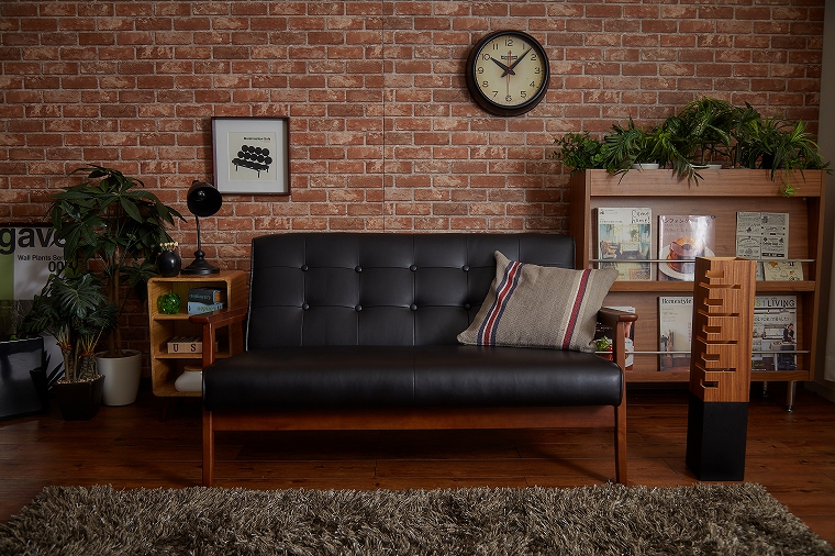 ミッドセンチュリーな雰囲気が魅力の2人掛けソファ