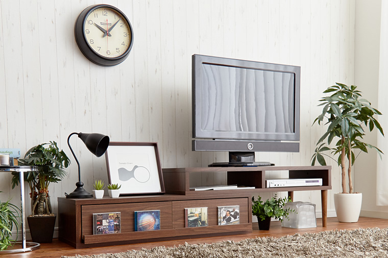 置く場所を選ばない！形を自由に変えることが出来る伸縮テレビボード！