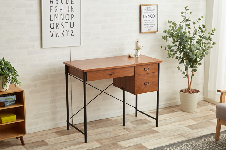 デスクを変えて心機一転！オシャレで使い勝手の良いデスクに変えてみてはいかがでしょうか？