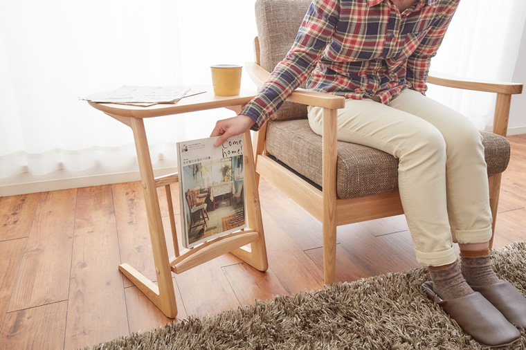 ソファでくつろぎながら快適な空間を作りだすサイドテーブル♪