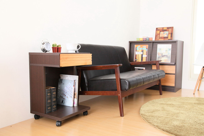 おしゃれで機能的なベッドサイドテーブルの選び方の画像