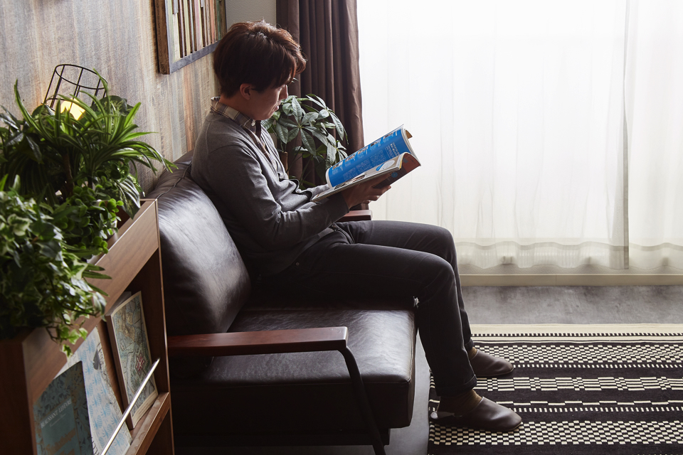 当店大人気シリーズ♪アイアンフレームと天然木の異素材MIXでお部屋を彩るソファ「Basquiat」シリーズのご紹介。の画像