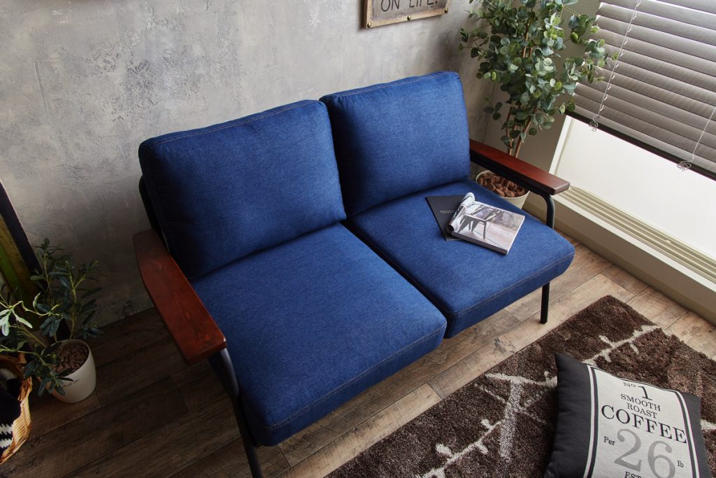 当店大人気シリーズ♪アイアンフレームと天然木の異素材MIXでお部屋を彩るソファ「Basquiat」シリーズのご紹介。の画像