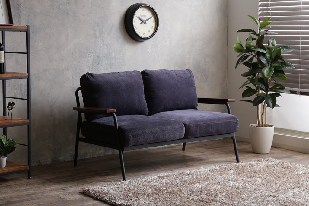 当店大人気シリーズ♪アイアンフレームと天然木の異素材MIXでお部屋を彩るソファ「Basquiat」シリーズのご紹介。の画像