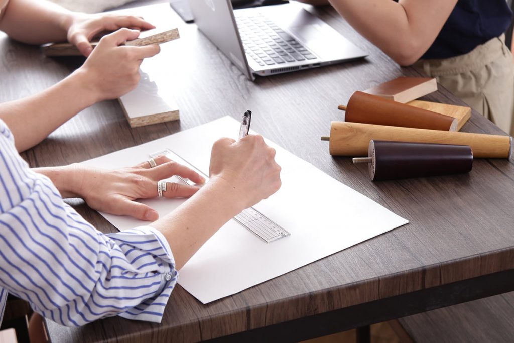 当店大人気シリーズ♪アイアンフレームと天然木の異素材MIXでお部屋を彩るソファ「Basquiat」シリーズのご紹介。の画像