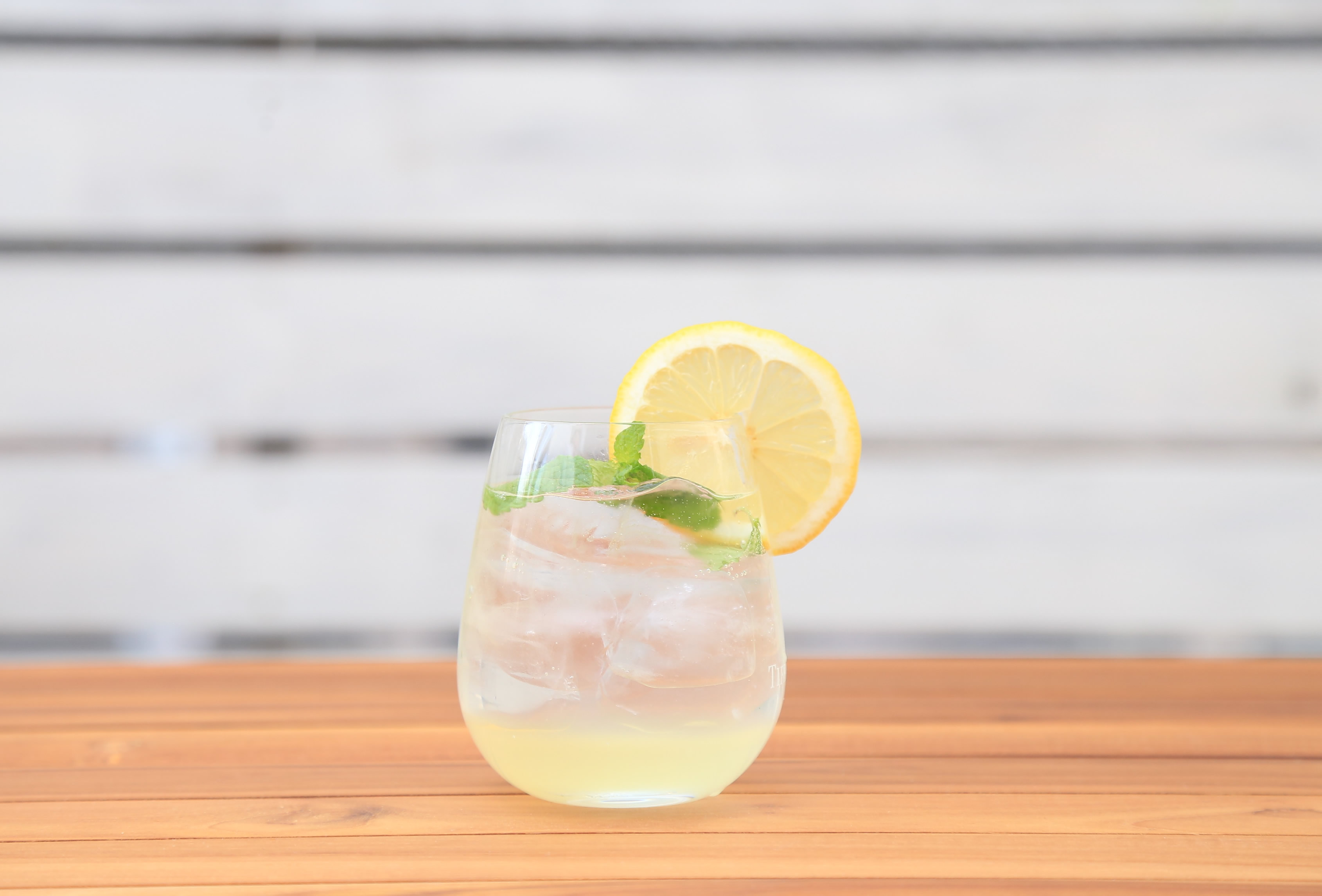 ピクニックのお供に！スカッと美味しいレモンスカッシュの作り方♪