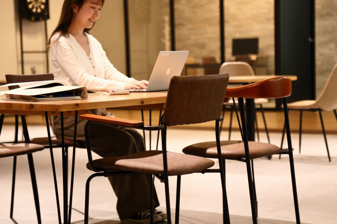 最新オフィスには欠かせない！カフェスペースの効果とおすすめ家具のご紹介♪